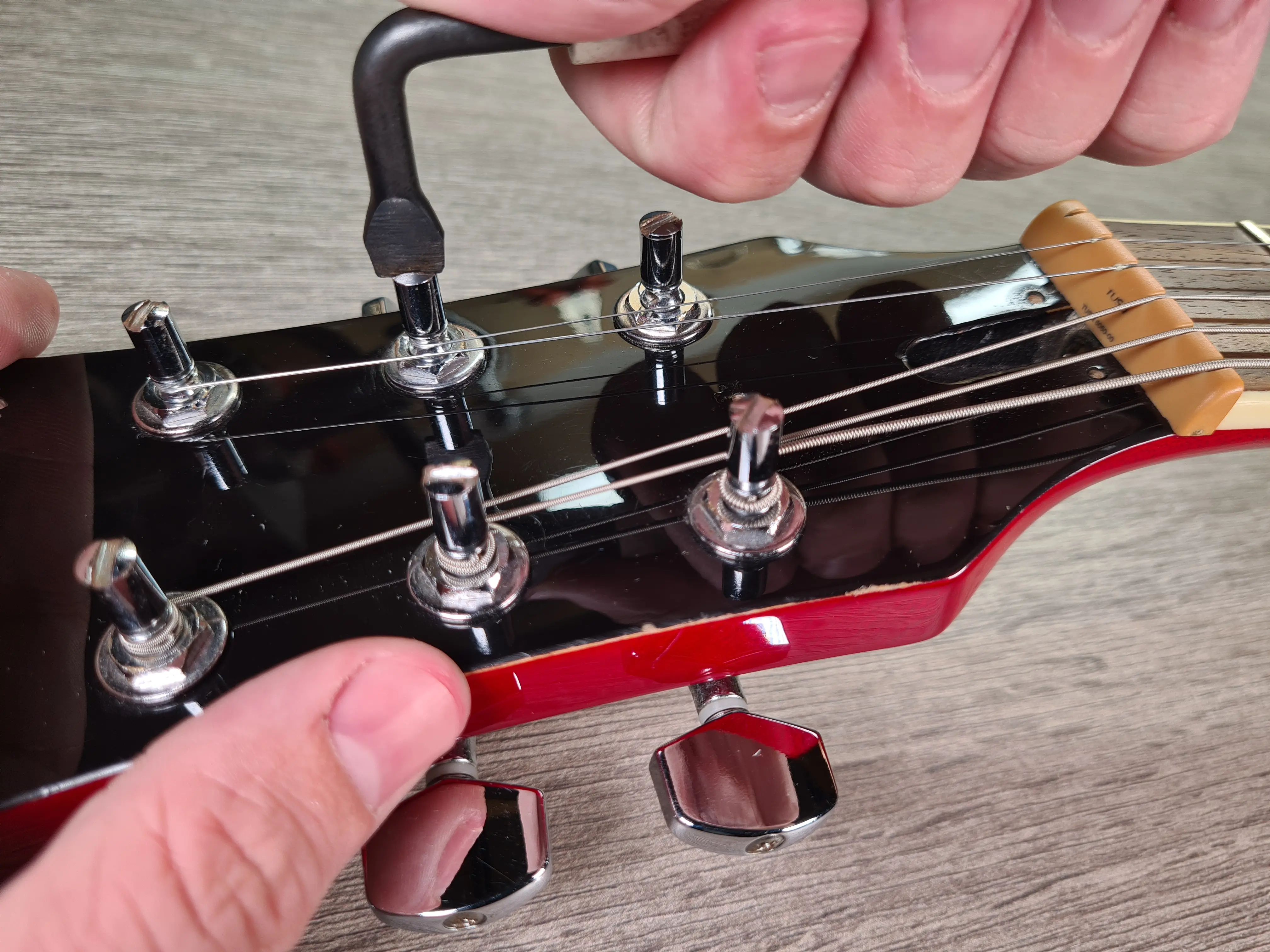 Tightening Les Paul Locking Tuners
